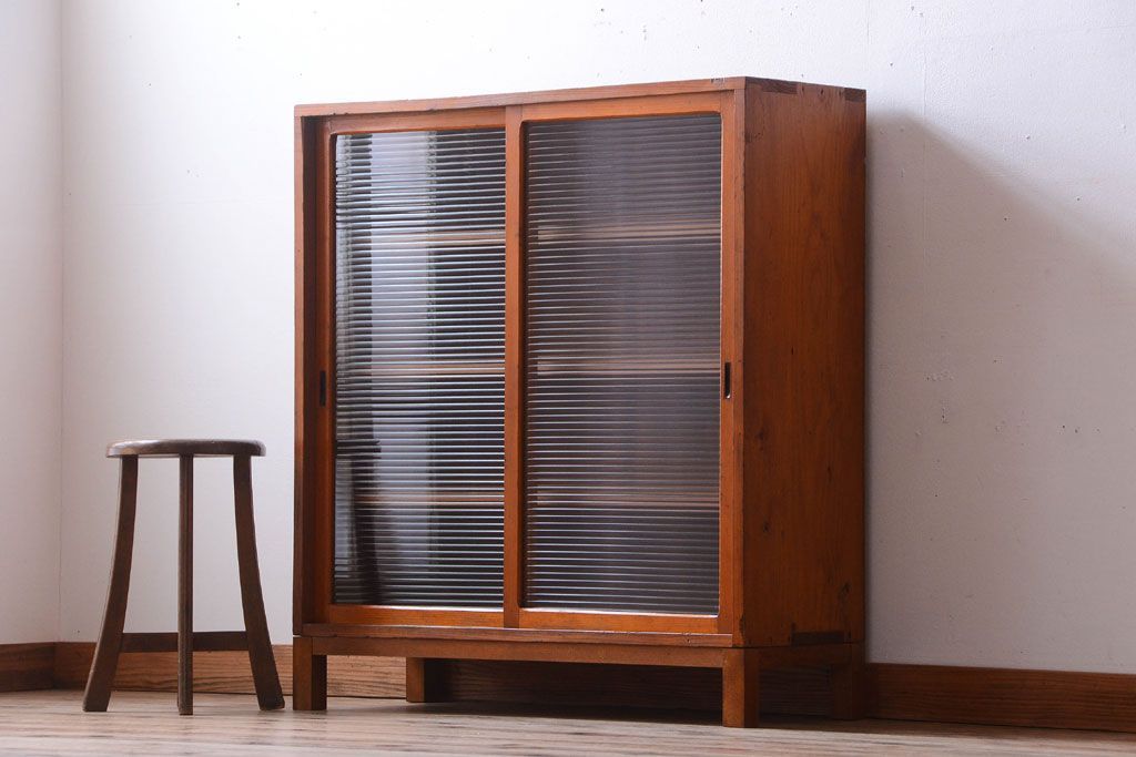 レトロ家具　昭和レトロ　モールガラス入り!脚付きのアンティーク収納戸棚