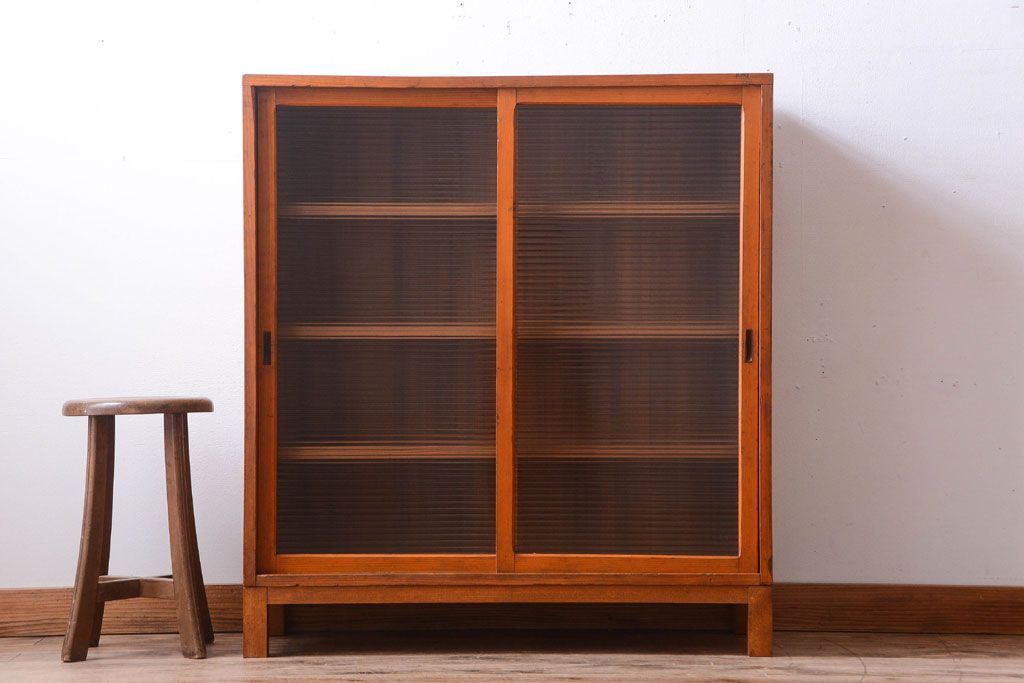 レトロ家具　昭和レトロ　モールガラス入り!脚付きのアンティーク収納戸棚