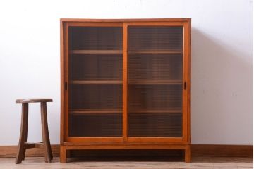 レトロ家具　昭和レトロ　モールガラス入り!脚付きのアンティーク収納戸棚