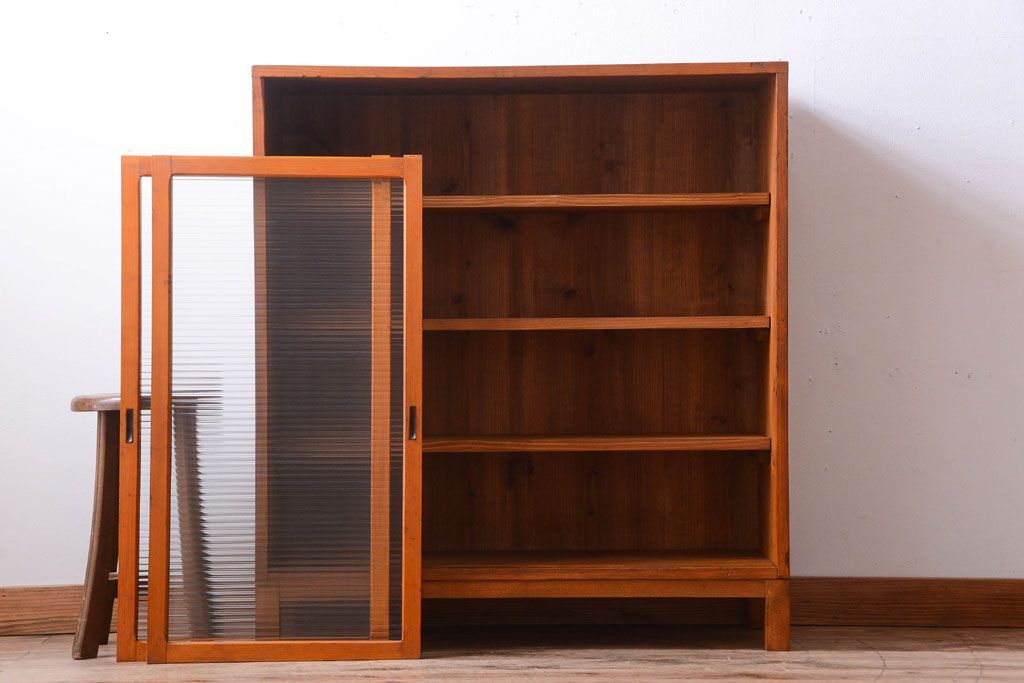 レトロ家具　昭和レトロ　モールガラス入り!脚付きのアンティーク収納戸棚