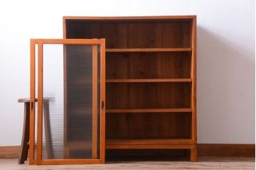 レトロ家具　昭和レトロ　モールガラス入り!脚付きのアンティーク収納戸棚