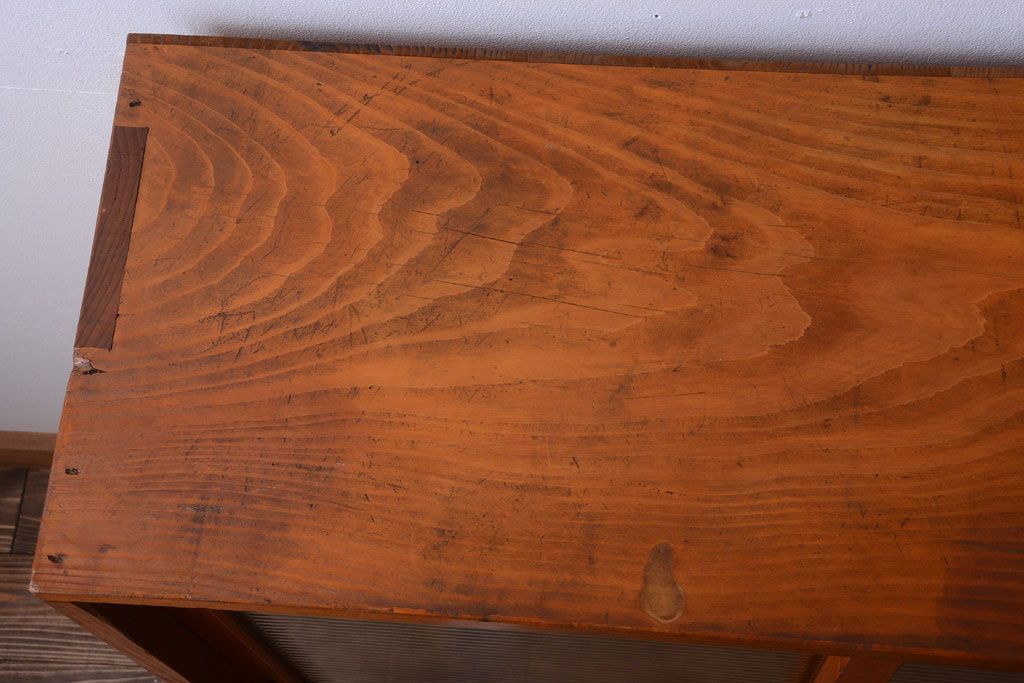 レトロ家具　昭和レトロ　モールガラス入り!脚付きのアンティーク収納戸棚