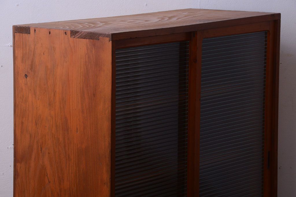 レトロ家具　昭和レトロ　モールガラス入り!脚付きのアンティーク収納戸棚