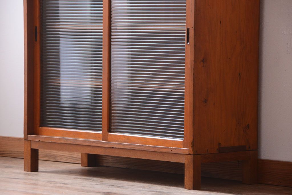 レトロ家具　昭和レトロ　モールガラス入り!脚付きのアンティーク収納戸棚