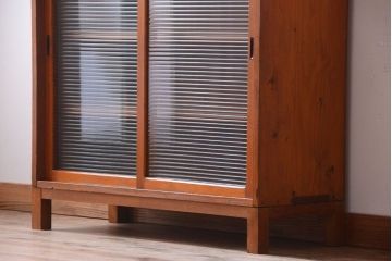 レトロ家具　昭和レトロ　モールガラス入り!脚付きのアンティーク収納戸棚