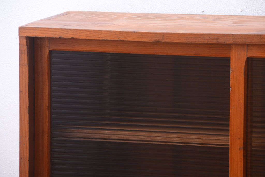 レトロ家具　昭和レトロ　モールガラス入り!脚付きのアンティーク収納戸棚