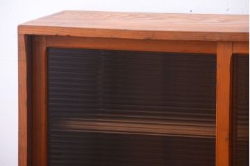 レトロ家具　昭和レトロ　モールガラス入り!脚付きのアンティーク収納戸棚