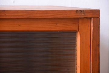 レトロ家具　昭和レトロ　モールガラス入り!脚付きのアンティーク収納戸棚