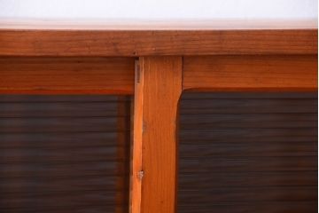 レトロ家具　昭和レトロ　モールガラス入り!脚付きのアンティーク収納戸棚