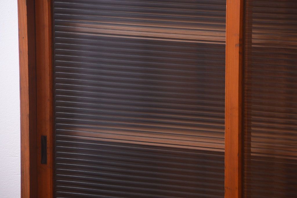 レトロ家具　昭和レトロ　モールガラス入り!脚付きのアンティーク収納戸棚