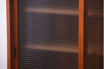 レトロ家具　昭和レトロ　モールガラス入り!脚付きのアンティーク収納戸棚