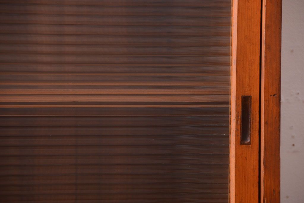 レトロ家具　昭和レトロ　モールガラス入り!脚付きのアンティーク収納戸棚