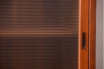 レトロ家具　昭和レトロ　モールガラス入り!脚付きのアンティーク収納戸棚