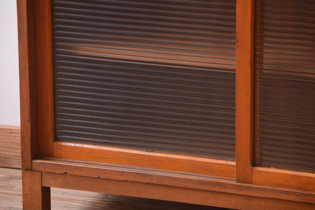 レトロ家具　昭和レトロ　モールガラス入り!脚付きのアンティーク収納戸棚