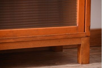 レトロ家具　昭和レトロ　モールガラス入り!脚付きのアンティーク収納戸棚
