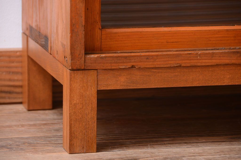 レトロ家具　昭和レトロ　モールガラス入り!脚付きのアンティーク収納戸棚