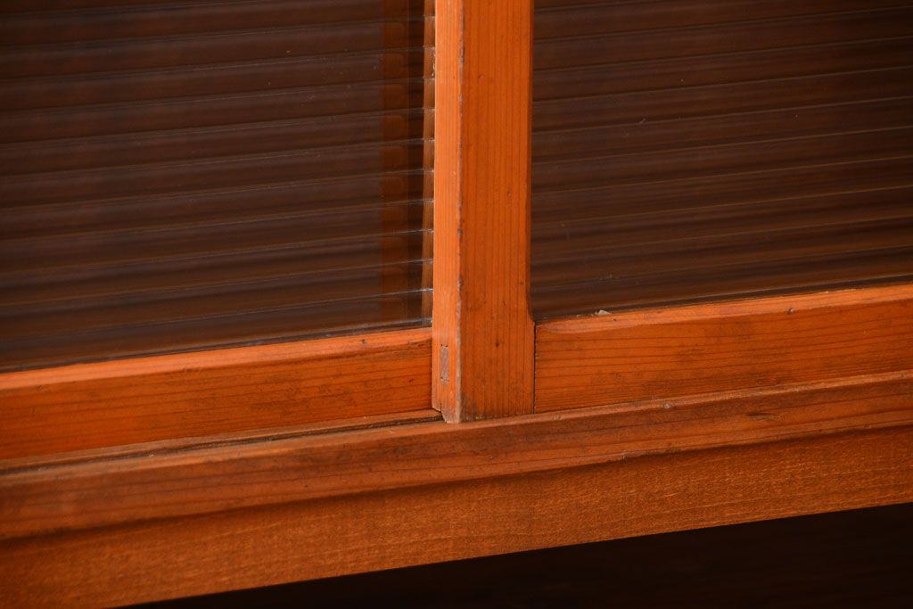 レトロ家具　昭和レトロ　モールガラス入り!脚付きのアンティーク収納戸棚