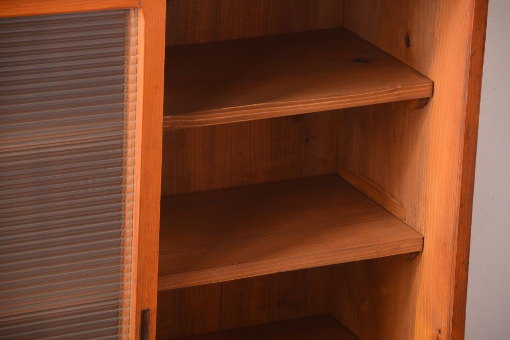 レトロ家具　昭和レトロ　モールガラス入り!脚付きのアンティーク収納戸棚