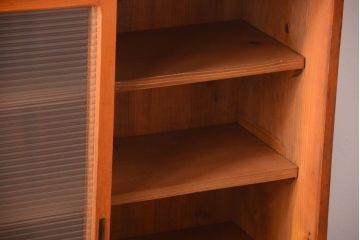 レトロ家具　昭和レトロ　モールガラス入り!脚付きのアンティーク収納戸棚