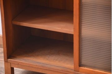 レトロ家具　昭和レトロ　モールガラス入り!脚付きのアンティーク収納戸棚