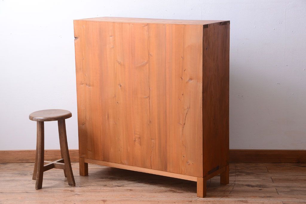 レトロ家具　昭和レトロ　モールガラス入り!脚付きのアンティーク収納戸棚