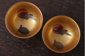 アンティーク雑貨　大正〜昭和初期　鶴亀の図　木製蒔絵盃2客(漆器・杯)