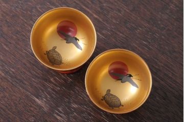 アンティーク雑貨　大正〜昭和初期　鶴亀の図　アンティーク木製蒔絵盃2客(漆器・杯)