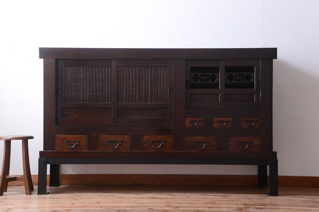 アンティーク家具　古民具・骨董　明治期　重厚な鉄脚付き!六尺水屋箪笥サイドボード(2)