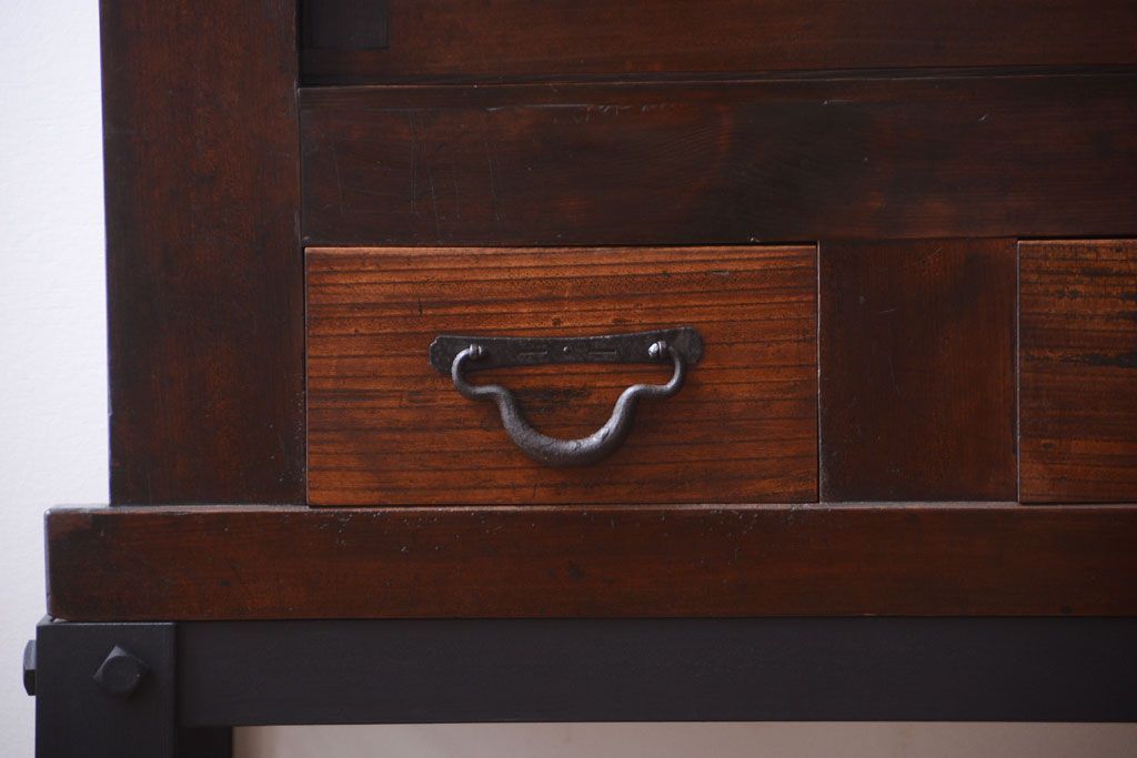 アンティーク家具　古民具・骨董　明治期　重厚な鉄脚付き!六尺水屋箪笥サイドボード(2)