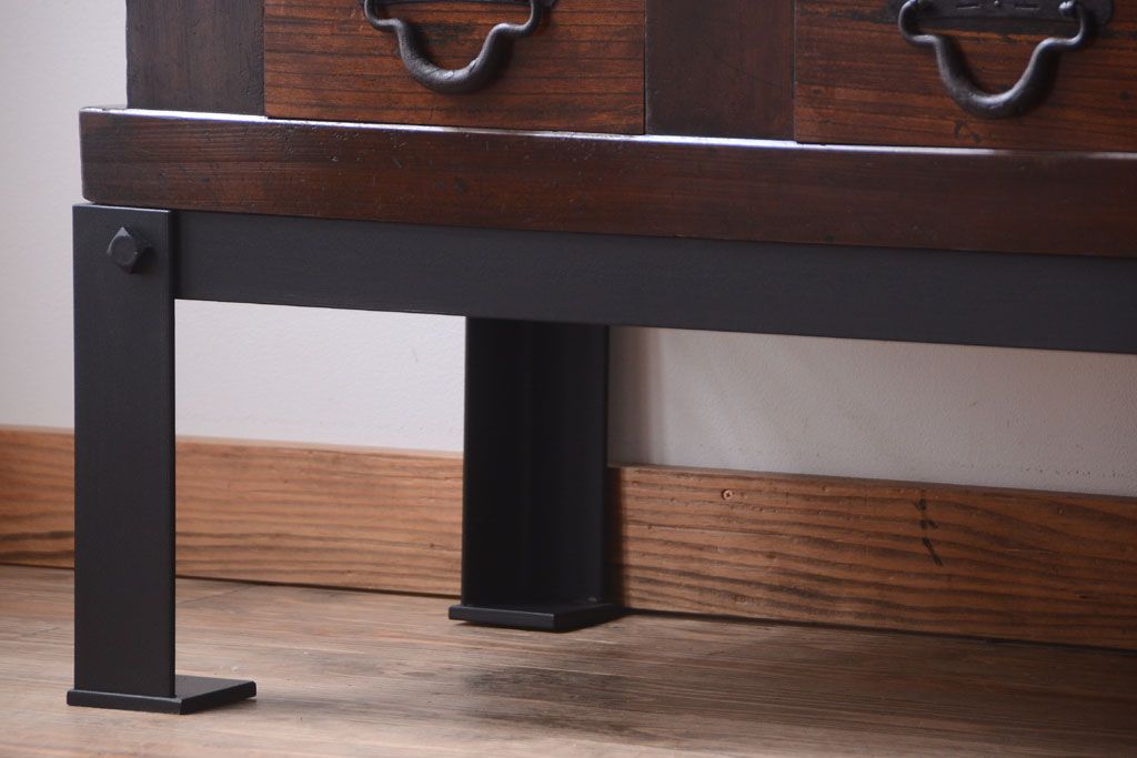 アンティーク家具　古民具・骨董　明治期　重厚な鉄脚付き!六尺水屋箪笥サイドボード(2)