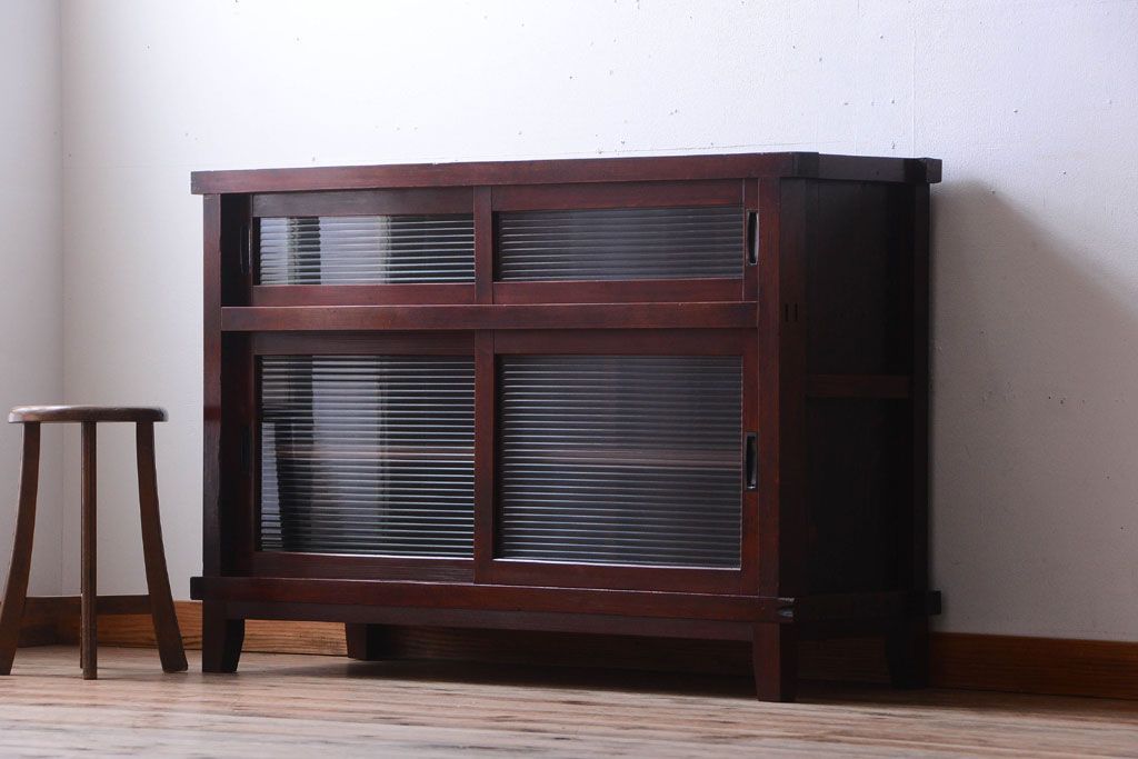 アンティーク家具　和製アンティーク　脚付き!モールガラス引き戸のサイドボード(収納棚)