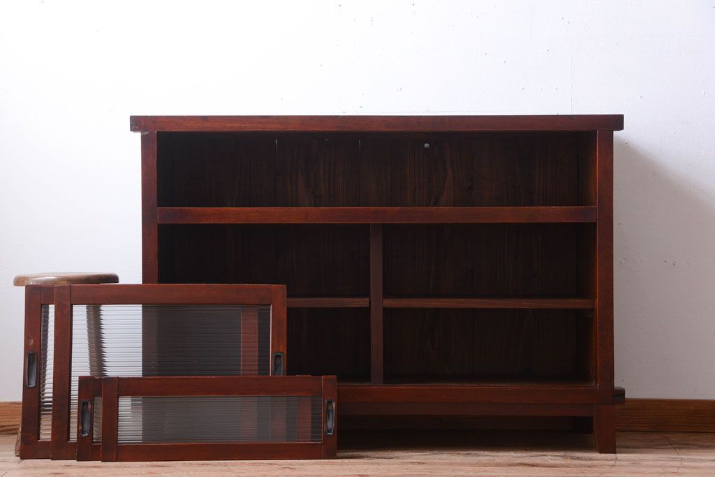 アンティーク家具　和製アンティーク　脚付き!モールガラス引き戸のサイドボード(収納棚)