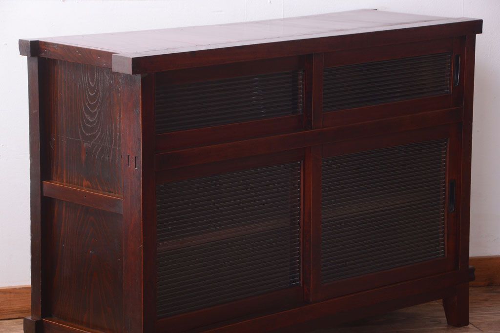 アンティーク家具　和製アンティーク　脚付き!モールガラス引き戸のサイドボード(収納棚)