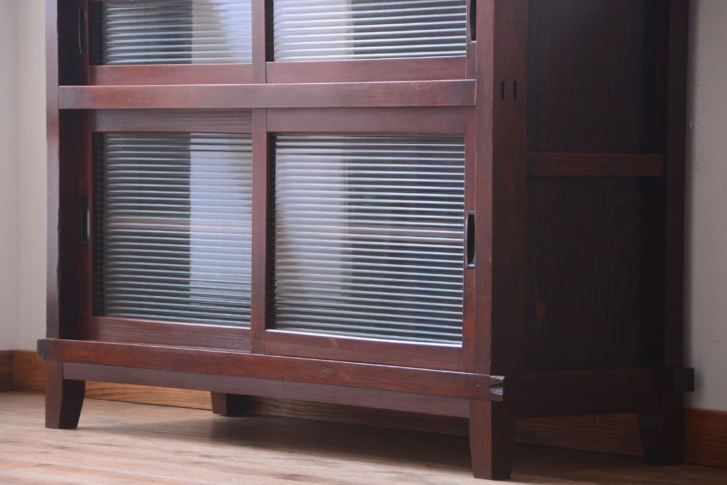 アンティーク家具　和製アンティーク　脚付き!モールガラス引き戸のサイドボード(収納棚)