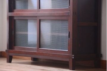 アンティーク家具　和製アンティーク　脚付き!モールガラス引き戸のサイドボード(収納棚)