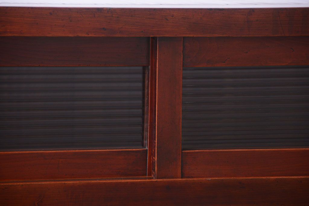 アンティーク家具　和製アンティーク　脚付き!モールガラス引き戸のサイドボード(収納棚)