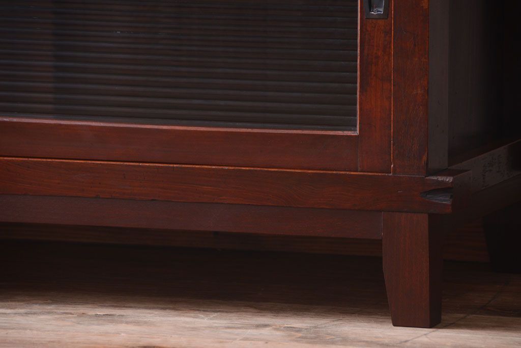 アンティーク家具　和製アンティーク　脚付き!モールガラス引き戸のサイドボード(収納棚)