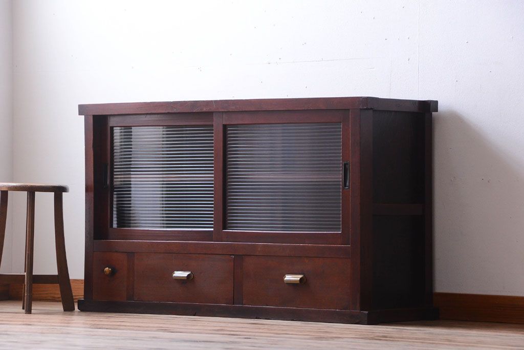 アンティーク家具　和製アンティーク　モールガラス引き戸のサイドボード(収納棚)