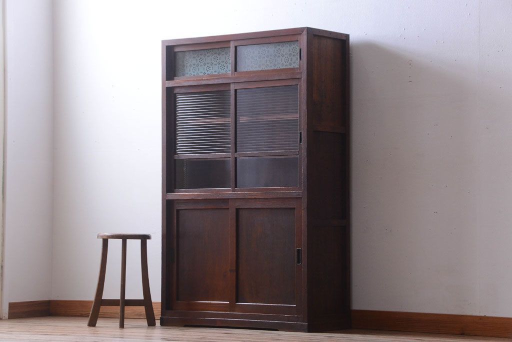 アンティーク家具　和製アンティーク　デザインガラス入り!古い木の一本物食器棚