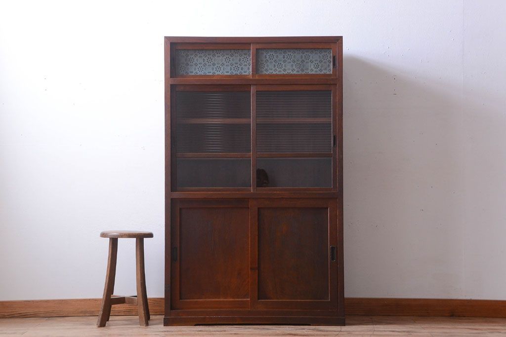 アンティーク家具　和製アンティーク　デザインガラス入り!古い木の一本物食器棚