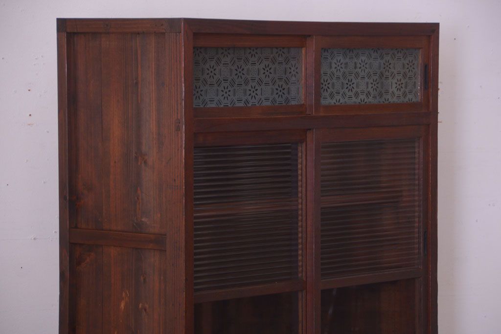 アンティーク家具　和製アンティーク　デザインガラス入り!古い木の一本物食器棚