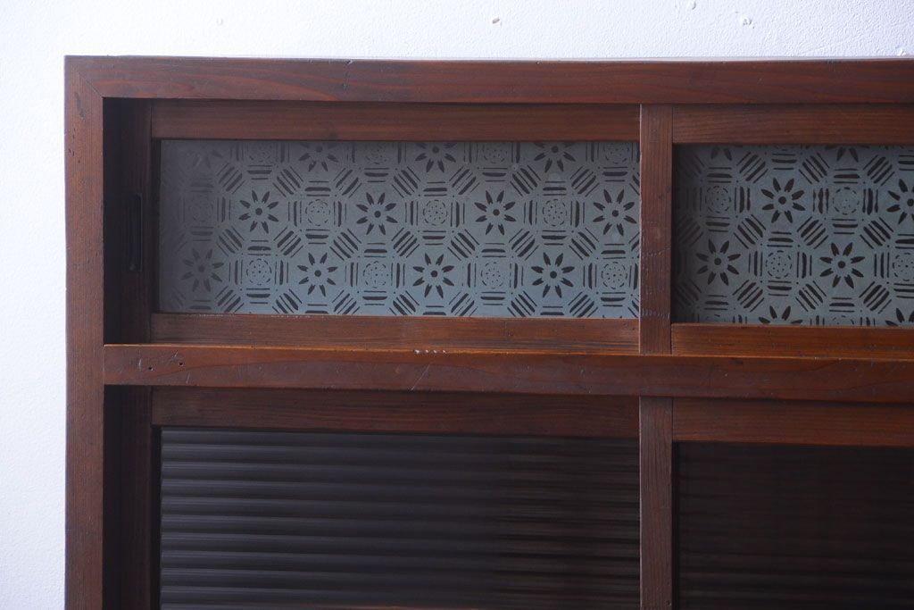 アンティーク家具　和製アンティーク　デザインガラス入り!古い木の一本物食器棚