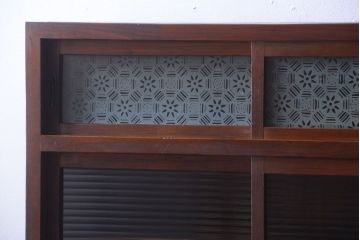 アンティーク家具　和製アンティーク　デザインガラス入り!古い木の一本物食器棚