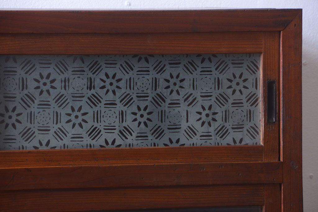 アンティーク家具　和製アンティーク　デザインガラス入り!古い木の一本物食器棚