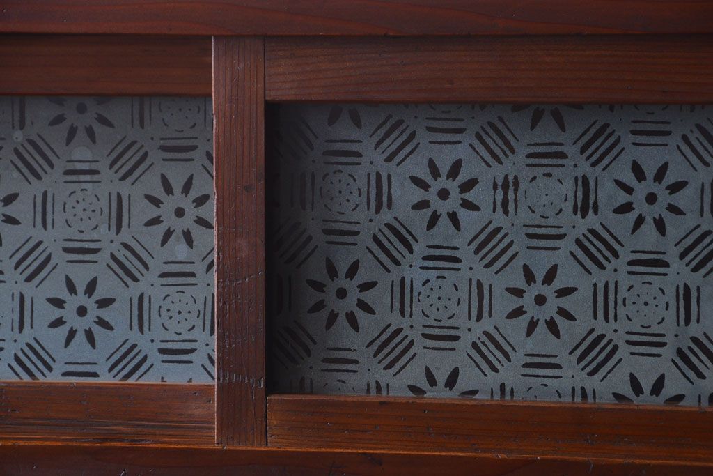 アンティーク家具　和製アンティーク　デザインガラス入り!古い木の一本物食器棚