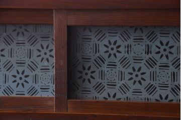 アンティーク家具　和製アンティーク　デザインガラス入り!古い木の一本物食器棚