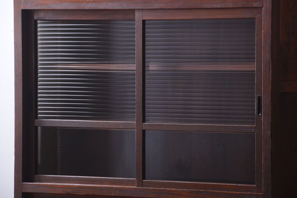 アンティーク家具　和製アンティーク　デザインガラス入り!古い木の一本物食器棚