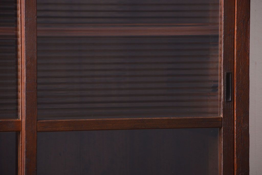 アンティーク家具　和製アンティーク　デザインガラス入り!古い木の一本物食器棚