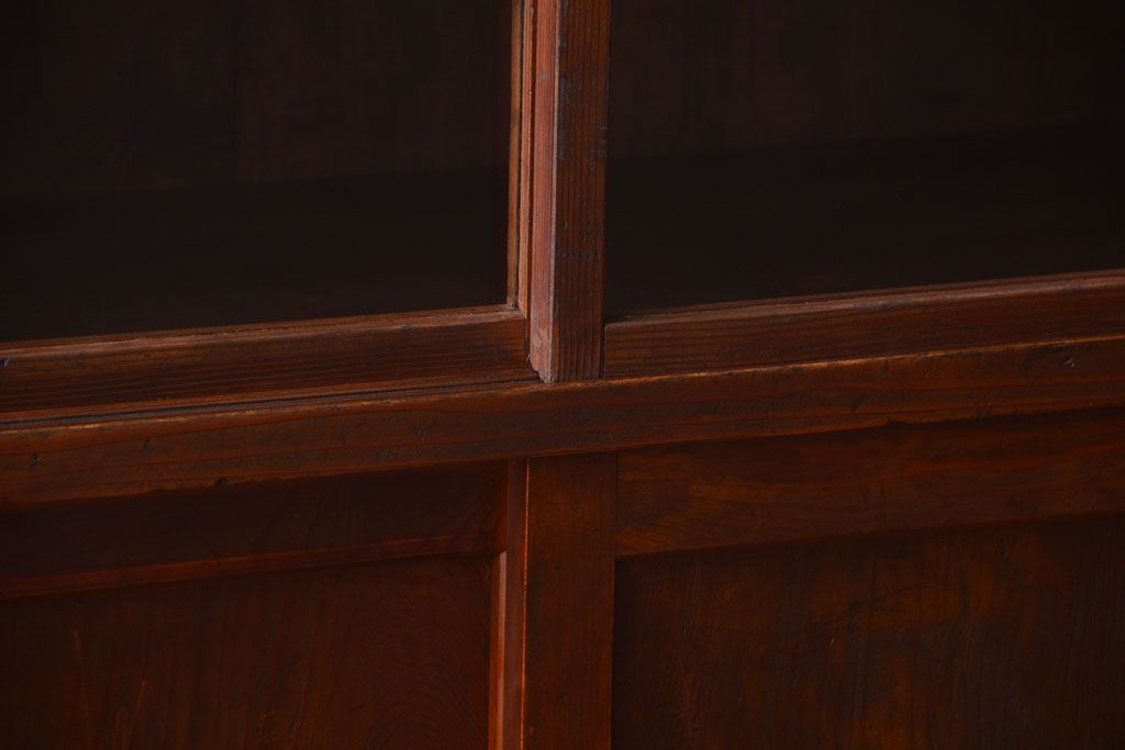 アンティーク家具　和製アンティーク　デザインガラス入り!古い木の一本物食器棚