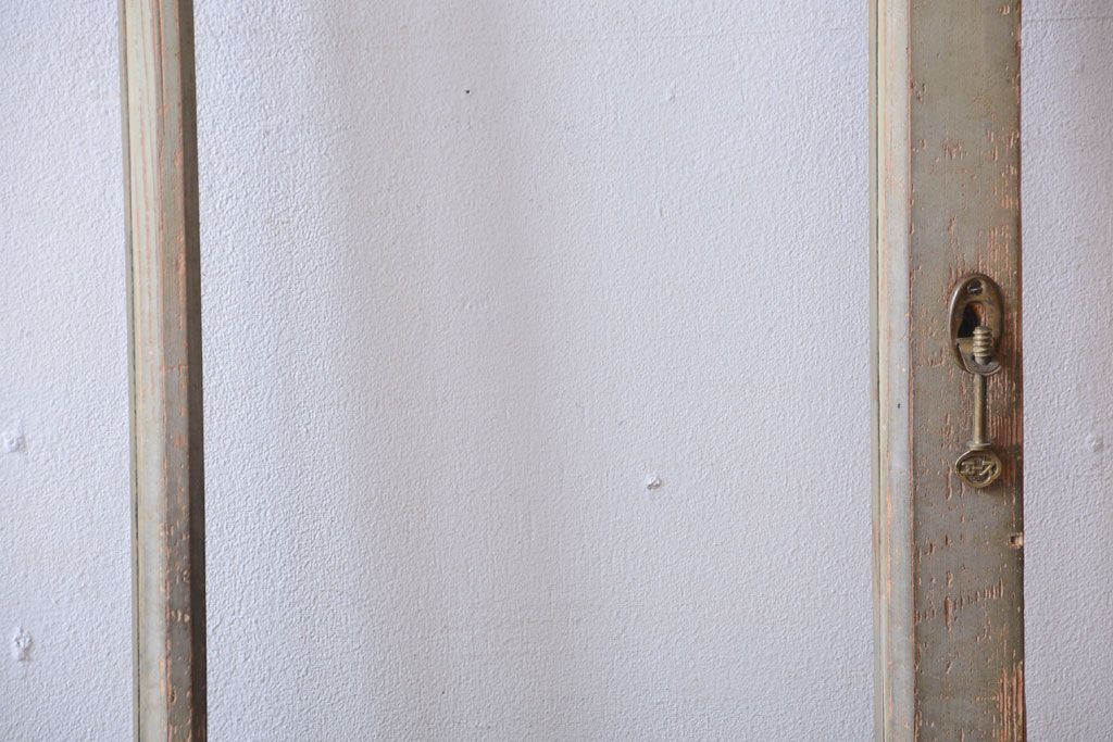 アンティークペイント　古い木の味わい深いペンキガラス戸